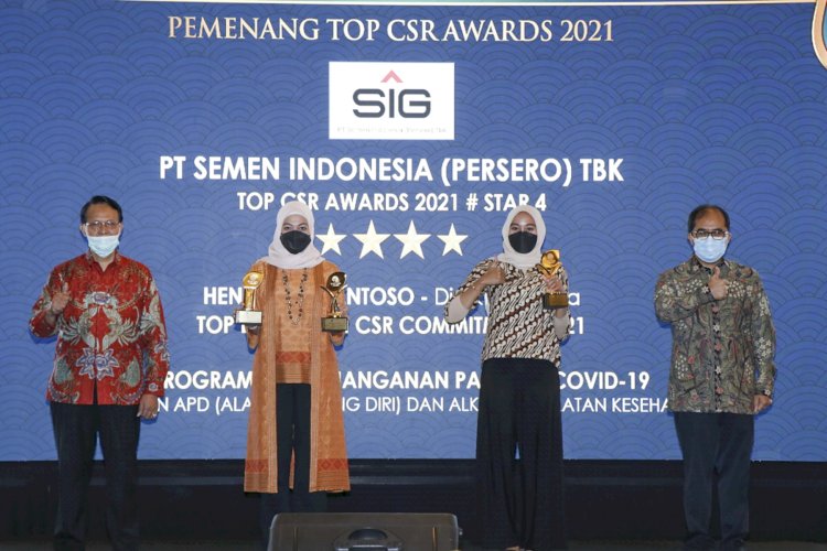 Corporate Secretary SIG, Vita Mahreyni (kedua dari kiri), pada saat menerima penghargaan ajang TOP CSR Awards 2021/Ist