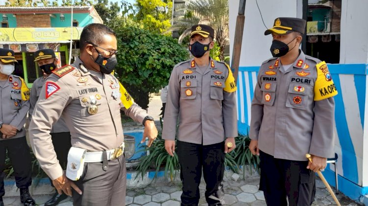 Dirlantas Polda Jatim Kombes Latif Usman bareng Kapolres Ngawi melihat langsung titik perbatasan/RMOLJatim