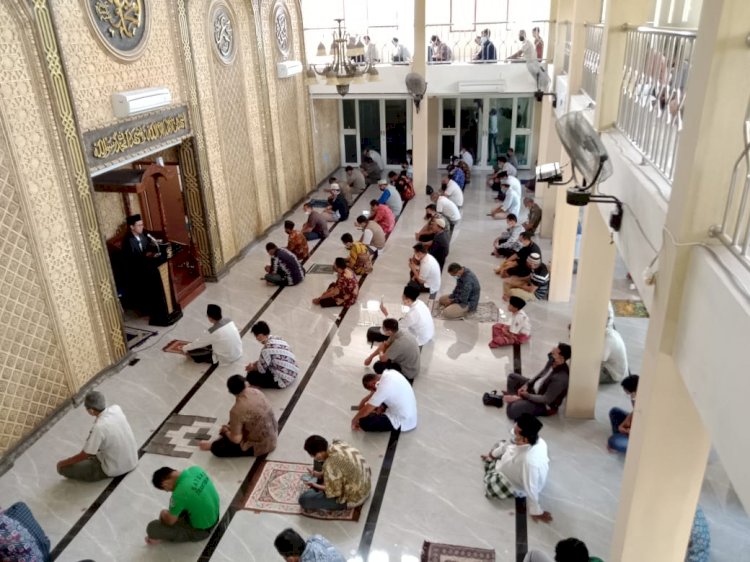 Ahmad Firdaus As Sabil menjadi khotib dan imam Salat Jumat di Masjid Nurul Faidzin, komplek Kantor Dispendik Kota Surabaya/ist