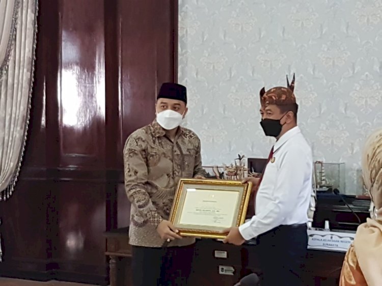 Kajari Surabaya Anton Delianto menerima penghargaan dari Wali Kota Eri Cahyadi/RMOLJatim