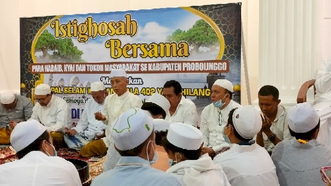 Suasana doa bersama untuk keselamatan awak kapal selam KRI Nanggala-402. /RMOL Jatim