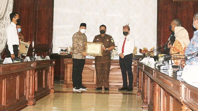 Kasi Pidsus Kejari Surabaya saat menerima piagam penghargaan dari Wali Kota Eri Cahyadi/RMOLJatim
