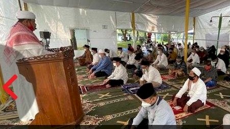 Salat Jumat di Tenda Masjid At Tabayyun Taman Villa Meruya