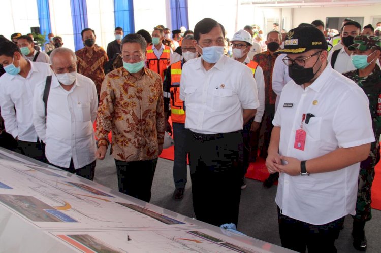 Luhut Binsar Panjaitan bersama Bupati Kediri Hanindhito Himawan Pramana di proyek pembangunan Bandara Dhoho Kediri