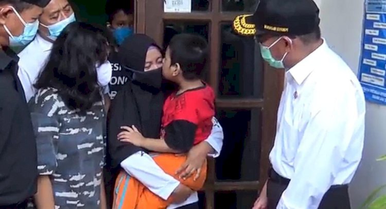 Menko PMK Muhadjir Effendi saat mengunjungi rumah duka serda Diyut Subandriyo/Ist