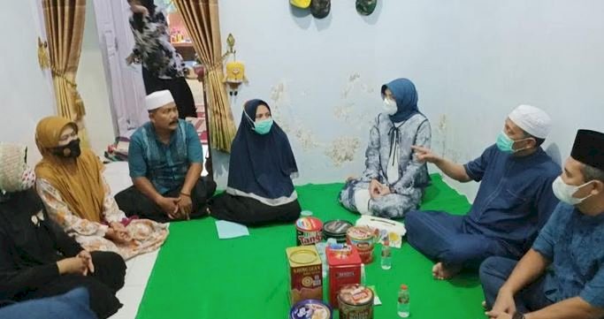 Suasana takziah di rumah duka almarhum Serda Eta Misnari/RMOLJatim