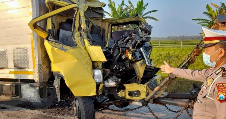 Kecelakaan kedua truk di jalur tol Ngawi/Ist