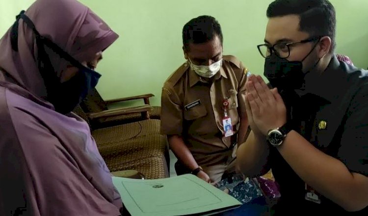 Bupati Kediri, Hanindhito Himawan Pramana serahkan bantuan pada Trismiati, ibunda Serda Edi Wibowo/RMOLJatim