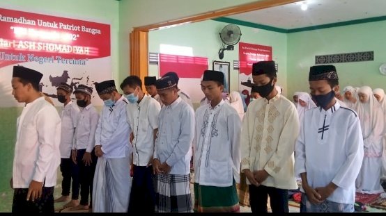 Santri dan Santriwati Sendang Melakukan Sholat Ghaib.