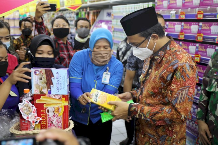 Bupati Sidoarjo, Gus Muhdlor saat sidak disalah satu pusat perbelanjaan/RMOLJatim