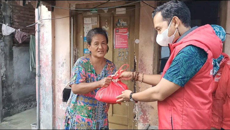 Ketua DPD PSI Kota Madiun Bagus Panuntun saat membagikan paket sembako ke warga yang tidak mampu/Ist