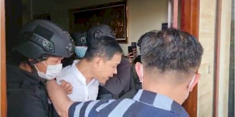 Munarman saat ditangkap Densus 88 di kediamannya/Net