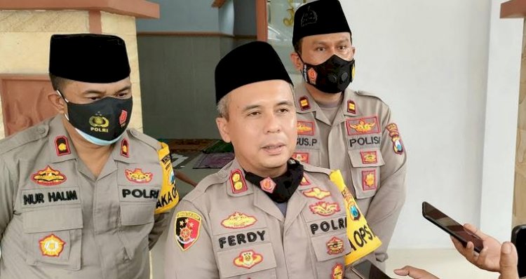 Kapolres Probolinggo, AKBP Ferdy Irawan usai meresmikan Masjid Al-firdaus di Polsek Gading didampingi Wakapolres dan Kapolsek/RMOLJatim
