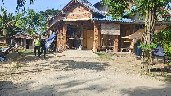 Rumah korban yang dipasangi police line / RMOLJatim