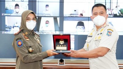 Bupati Banyuwangi Ipuk Fiestiandani saat menerima penghargaan di Pendopo Banyuwangi/Dok Hms