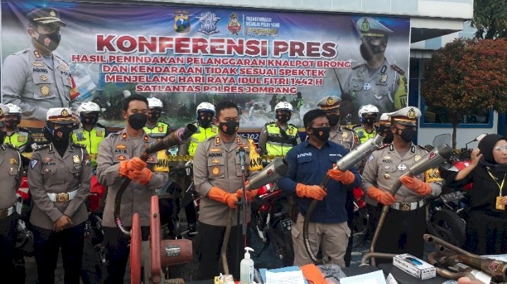 Kapolres musnahkan knalpot di depan Kantor Satlantas/ RMOLJatim