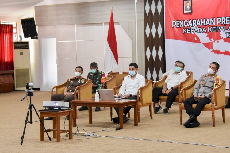 Wali Kota Kediri Abdullah Abu Bakar bersama Muspika saat mengikuti pengarahan Presiden Jokowi secara virtual/RMOLJatim