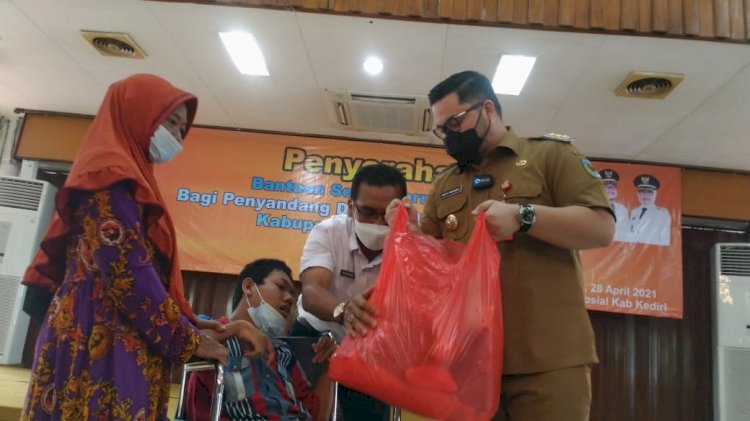 Bupati Kediri Hanindhito Himawan Pramana saat memberikan bantuan kepada salah seorang penyandang disabilitas/RMOLJatim