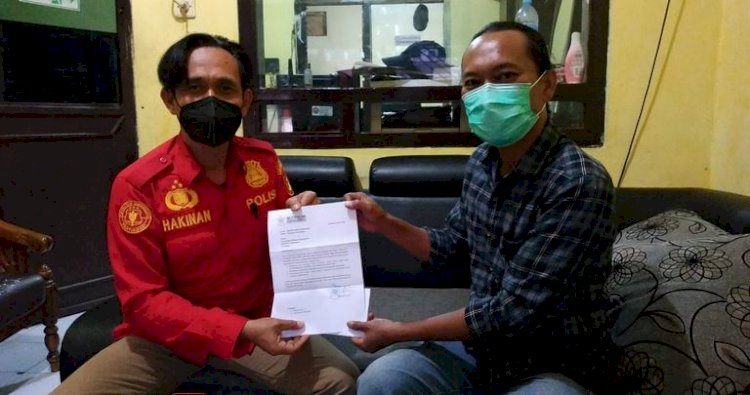 Ketua IKA Stikosa AWS, M Zurqoni menyerahkan pernyataan dukungan kepada petugas Polres Pelabuhan Tanjung Perak/Ist
