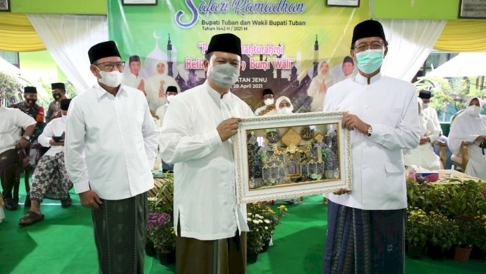Bupati dan wakil bupati Tuban meresmikan Bumdes di Kecamatan Jenu Tuban