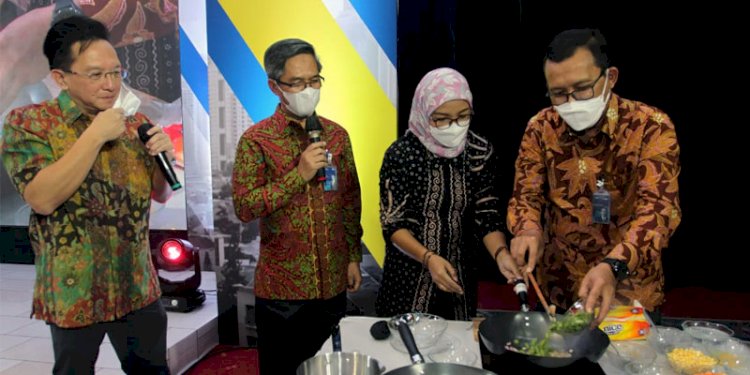 Dirut Bank BTN Haru Koesmahargyo (kanan) memasak menggunakan kompor induksi dalam acara "Ayo Investasi Properti di Kawasan TOD" dan Launching KPR/KPA Platinum Bundling Kompor Induksi Bersama Bank BTN di Jakarta, Rabu (28/4)./Dok