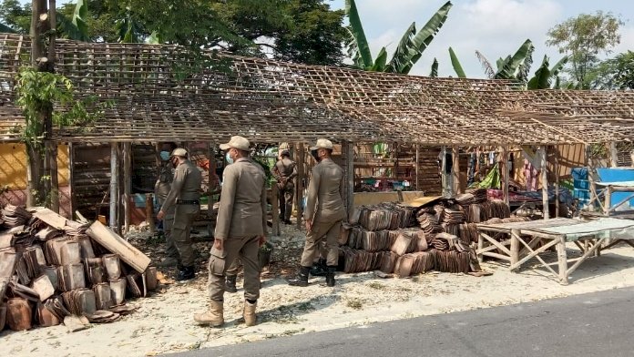 Warga  saat bongkar warung  miras berkedok warkop