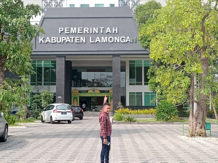 Sekjen LARM-Gak Baihaki Akbar, saat menunjukkan bangunan gedung Pemkab Lamongan/Ist 