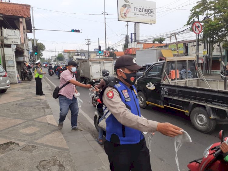 Personil Polresta Sidoarjo membagikan maker ke pengguna jalan/RMOLJatim