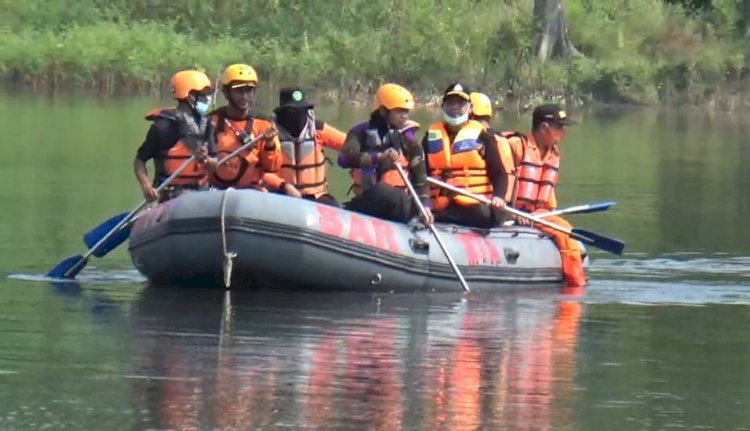 Tim SAR gabungan sedang mencari korban di Waduk Widas/ Ist