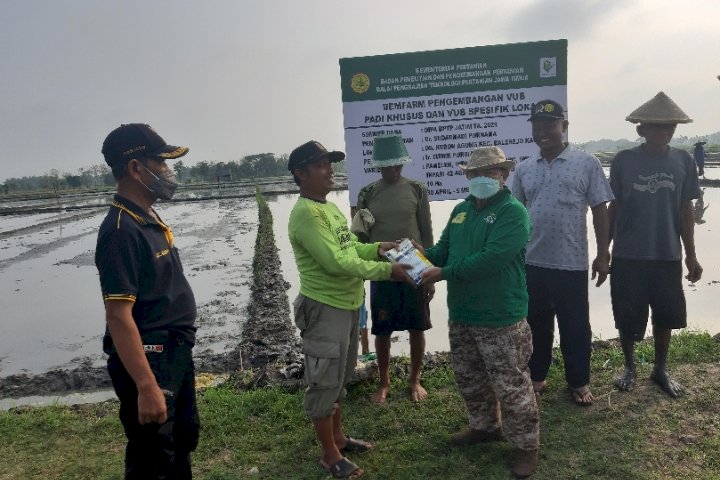 Mbah Tarom menyerahkan bantuan program kepada kelompok tani Lembah Agung/RMOLJatim