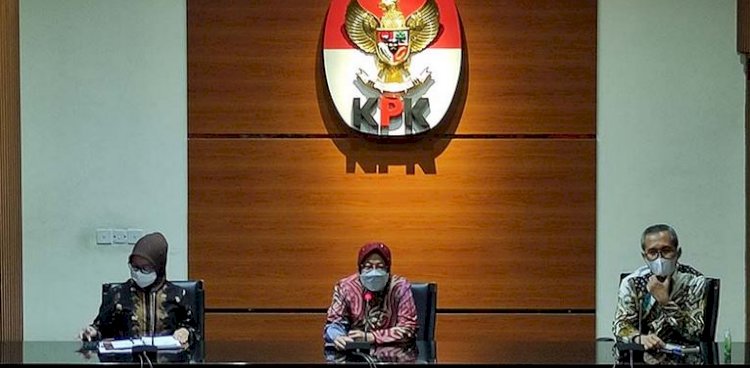 Menteri Sosial, Tri Rismaharini usai melaporkan hasil perbaikan data penerima bansos kepada pimpinan Komisi Pemberantasan Korupsi (KPK)/RMOL