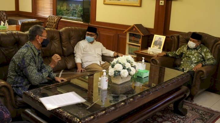 Ketua Umum PBNU, KH Said Aqil Siradj (kanan) mendengarkan aspirasi Ketua APEI Muhammad Zakki (tengah) dan Ketua FLAIPGR Dwiatmoko Setiono (kiri) terkait dampak Permenperin 03/2021 Ist