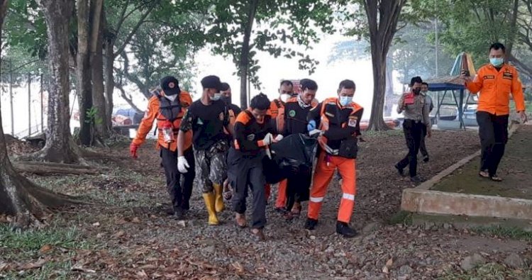 Evakuasi korban tenggelam di Waduk Widas Madiun oleh tim SAR gabungan/ist