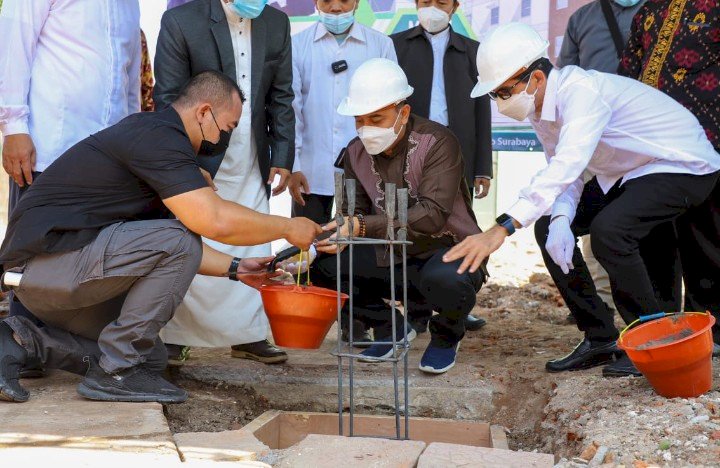 Eri Cahyadi saat peletakan batu pertama pembangunan asrama santri tahfidz bersanad putri Ponpes Hidayatullah Surabaya/RMOLJatim