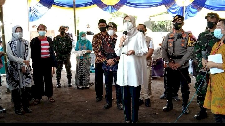 Bupati saat memantau jalannya Pilkades serentak. /RMOL Jatim