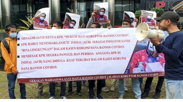 Gerakan Mahasiswa Anti Mafia Bansos Covid-19 saat berunjuk rasa di depan gedung KPK/Ist