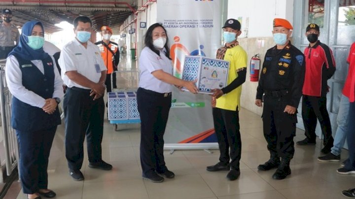 Pembagian bantuan sembako oleh PT KAI kepada Porter di stasiun Madiun/ist