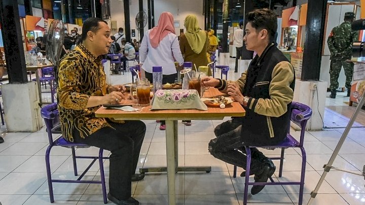 Wali Kota Eri Cahyadi dan Melvin Tenggara menikmati kuliner UMKM di SWK Wiyung Surabaya/RMOLJatim