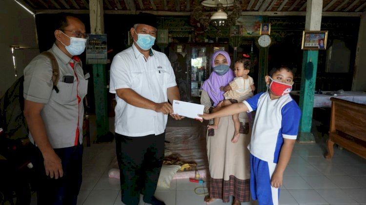 Senior Manager Public Relation & CSR Semen Indonesia Pabrik Tuban, Setiawan Prasetyo saat memberikan santunan pada salah seorang anak yatim dari almarhum wartawan/RMOLJatim