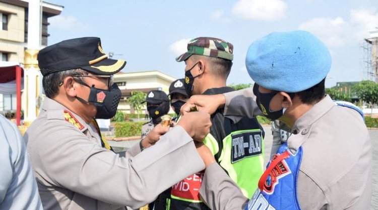 Kapolresta Sidoarjo Kombes Pol Sumardji sematkan pita tanda Operasi Ketupat Semeru/Ist