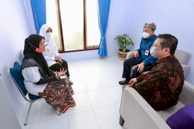 Bupati Banyuwangi Ipuk Fiestiandani dan Sekretaris Kementerian PPPA, Pribudiarta Nur Sitepu cek langsung pelaksanaan program/Dok Hms