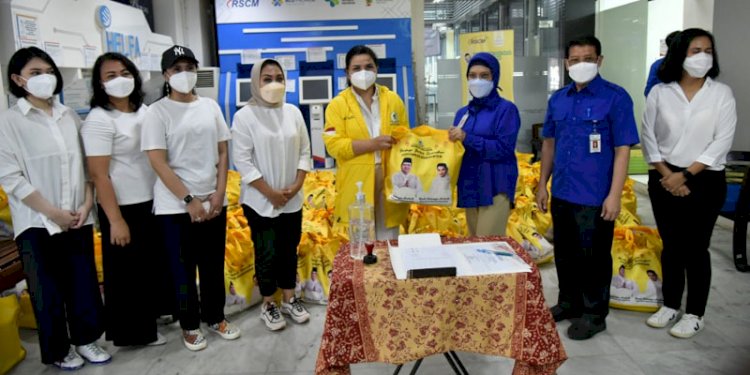 Aksi sosial Ikatan Istri Partai Golkar (IIPG) berbagi ratusan paket Lebaran dan THR kepada tenaga kesehatan di rumah sakit di Jakarta/Ist