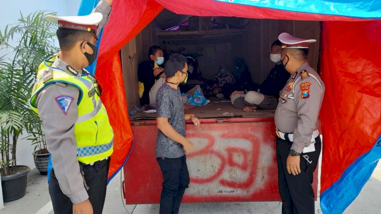 Polisi mendapati belasan pemudik diangkut pakai truk terbuka di exit tol Ngawi/RMOLJatim