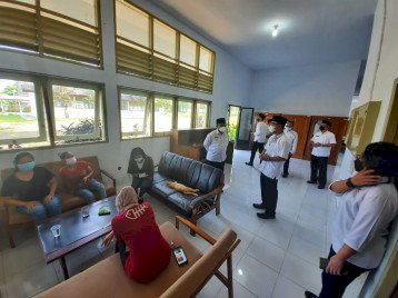 Wabup Sugirah saat meninjau pekerja migran/Dok Hms