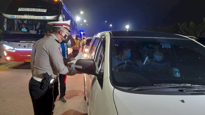 Situasi pada check point exit tol Ngawi kendaraan harus putar balik.