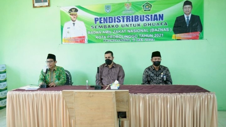 Wali Kota Habib Hadi Di Tengah, Saat Menghadiri Pembagian Sembako Di Kemenag Kota Probolinggo.