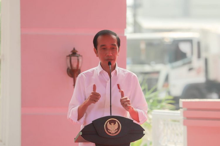 Jokowi puji Pemkot Surabaya dengan acungkan dua jempol/Ist