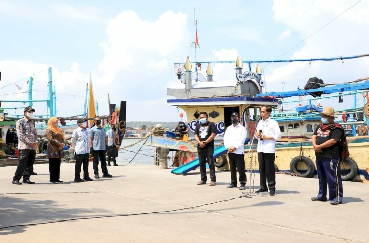 Presiden Joko Widodo saat mengunjungi Pusat Pemasaran dan Distribusi Ikan di Lamongan/Ist