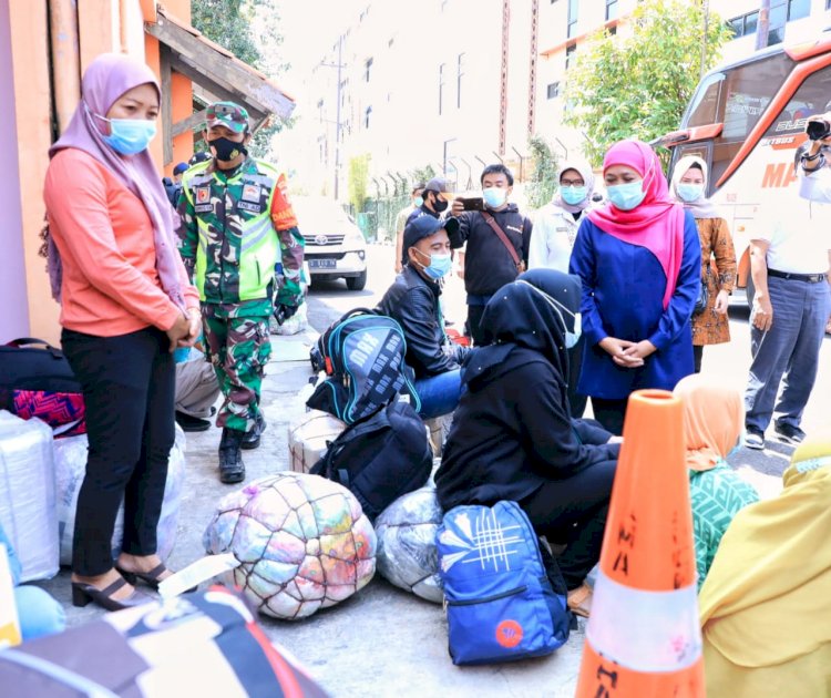 Gubernur Jatim, Khofifah Indar Parawansa saat di Asrama Haji Surabaya/Ist