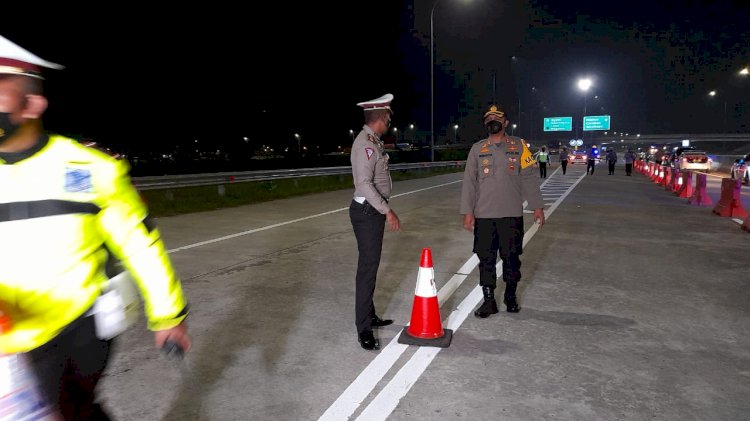 Situasi pengamanan dan penyekatan di check point exit tol Ngawi/RMOLJatim